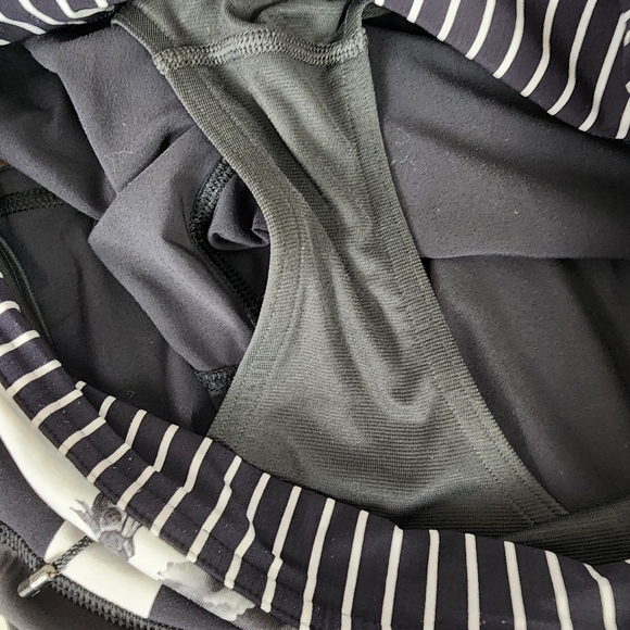 Lululemon Athletica Groovy Run Shorts Black Straightup Stripe Brisk Bloom Size 6 - Picture 11 of 12